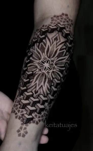 Tatuaje dotwork geométrico: mandala floral rodeado de cubos 3D isométricos y patrones de puntos, en el antebrazo, hecho en Recoleta