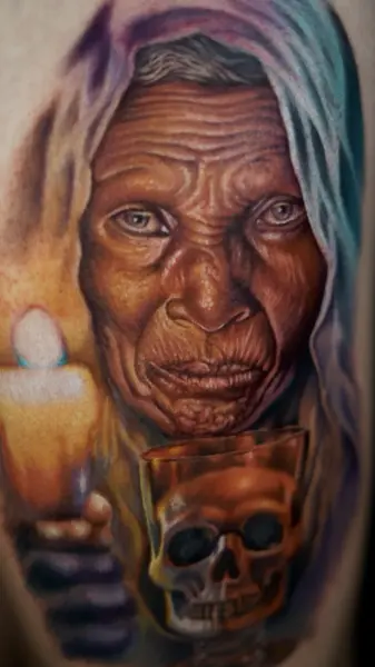 Retrato realista a color de una anciana con vela y calavera