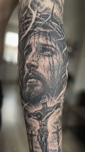 Cristo con corona de espinas en black and grey, manga completa