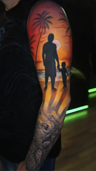 Manga completa a color, silueta de padre e hijo en el atardecer