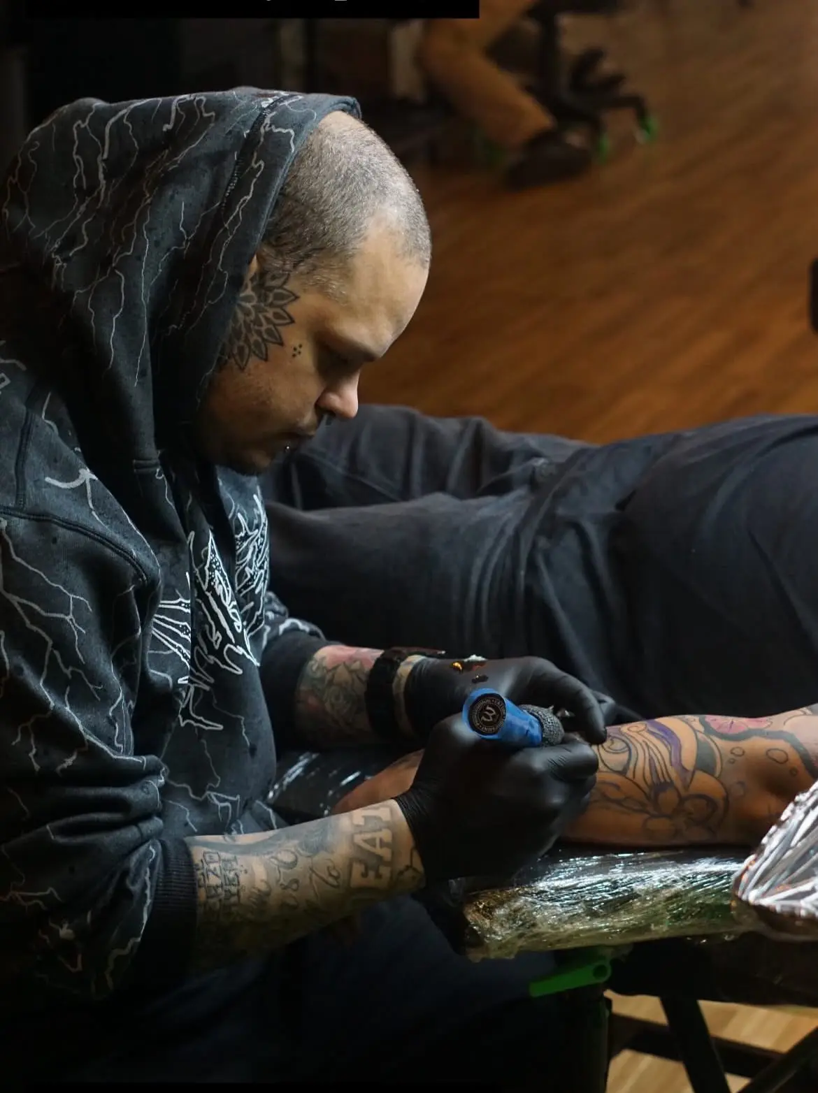 Gómez, artista del tatuaje en Studio X Project