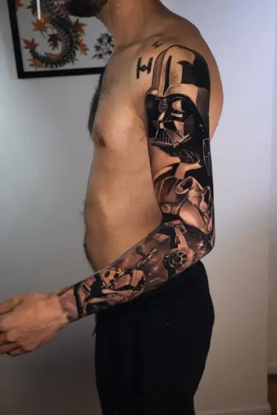 Tatuaje realista black and grey de manga completa de Star Wars: casco de Darth Vader, stormtrooper y cazas TIE en el brazo, Buenos Aires