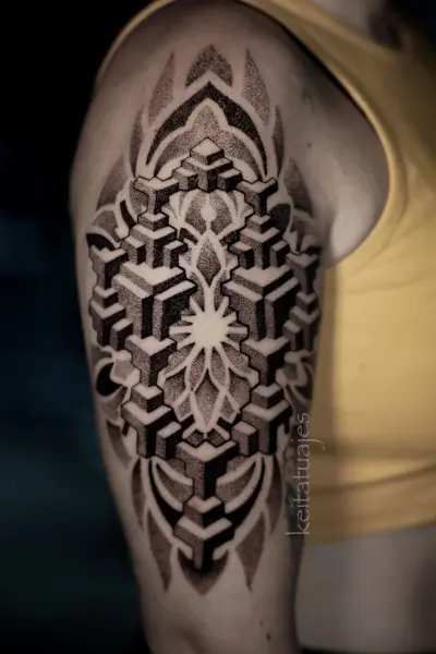 Tatuaje geométrico dotwork en el brazo