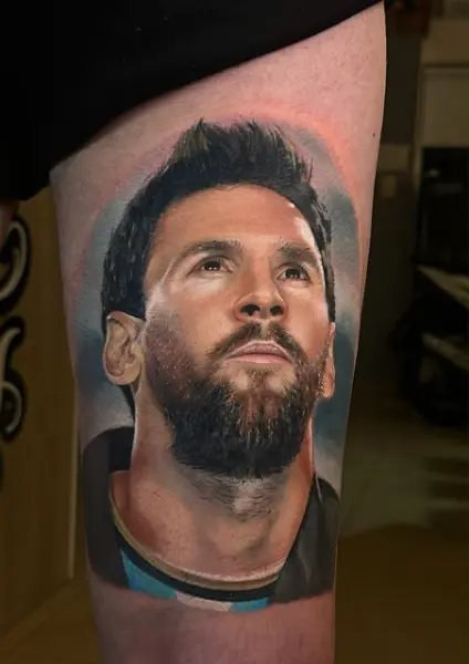Tatuaje realista a color de Lionel Messi con la camiseta de la Selección Argentina, en el muslo, hecho en Recoleta, Buenos Aires