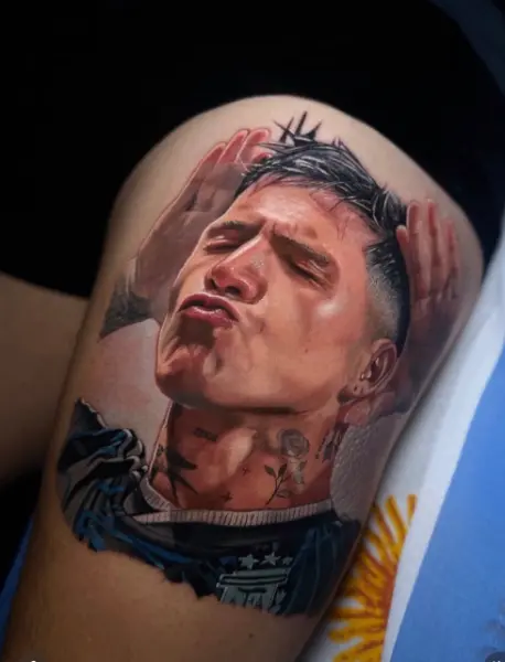 Tatuaje realista a color de futbolista de la Selección Argentina festejando con las manos en las orejas, camiseta de tres estrellas, en el muslo, Buenos Aires