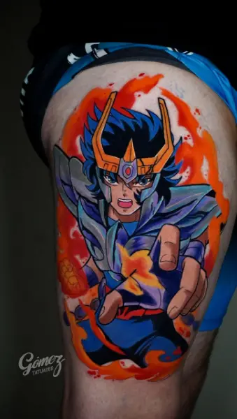 Tatuaje anime a color de Ikki de Fénix de Los Caballeros del Zodiaco (Saint Seiya) con armadura y llamas, en el muslo, hecho en Buenos Aires