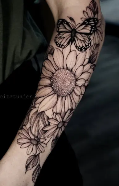 Tatuaje fine line con puntillismo de girasol, margaritas y mariposa monarca en el brazo de mujer, diseño floral hecho en Recoleta, Buenos Aires