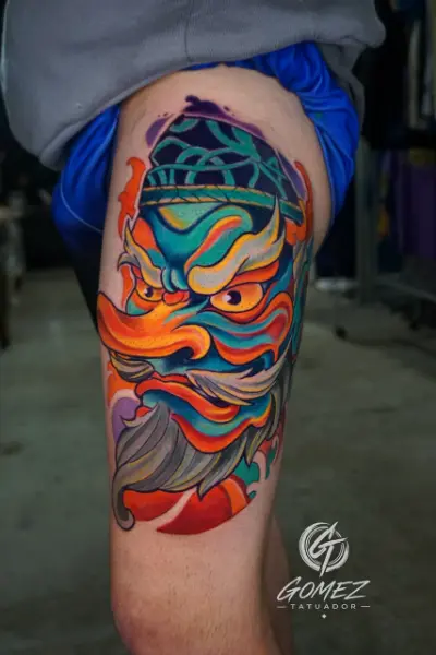 Tatuaje neo japonés a color de máscara Tengu con barba y tokin, en turquesa, naranja y violeta, en el muslo, hecho en Recoleta, Buenos Aires