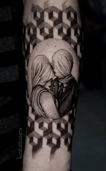 Tatuaje dotwork de “Los amantes” de René Magritte, pareja besándose con rostros cubiertos sobre patrón geométrico 3D, en el antebrazo